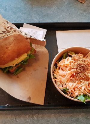 Pink Edgy in Combo mit optionalem Krautsalat at Swing Kitchen - Schwedenplatz in Vienna