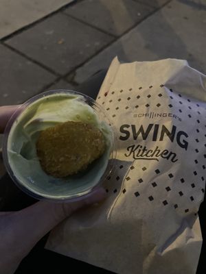 Covid snack: nuggets with basil lemon sauce to go at Swing Kitchen - Schwedenplatz in Vienna
