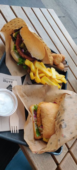 Chili burger, chili cheese, fries, pink edgy smaller burger at Swing Kitchen - Schwedenplatz in Vienna
