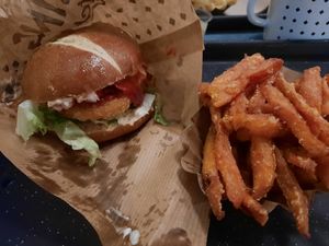 Bavarian burger & sweet potatoes fries at Swing Kitchen - Schwedenplatz in Vienna