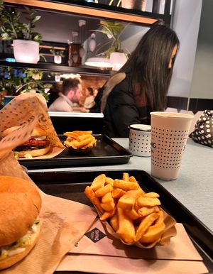 Pedimos la hamburguesa normal con queso vegano   at Swing Kitchen - Schwedenplatz in Vienna