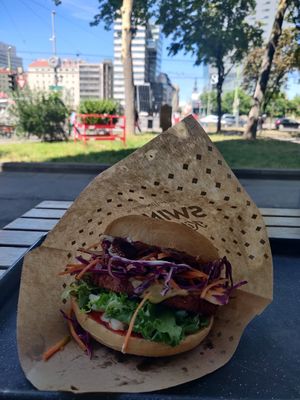 Cheeseburger mit Rotkraut und geraspelten Möhren - sehr lecker! at Swing Kitchen - Schwedenplatz in Vienna