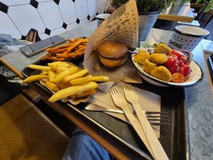 saláta, kis vegán schnitzel, krumplik.
könnyű vacsora. at Swing Kitchen - Schwedenplatz in Vienna