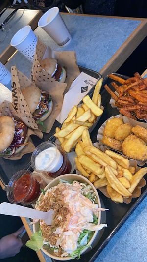 cheese burger mit preiselbeer sauce, cheeseburger, pommes, süßkartoffel pommes, nuggets, coleslaw, ketchup, mayo, bbq sauce, chipotle saucee  at Swing Kitchen - Schwedenplatz in Vienna