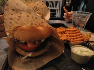 Chili burger and sweet potato fries at Swing Kitchen - Schwedenplatz in Vienna