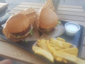 Swing and cheeseburger and fries. I think it was like 6,50 and 6,70 for the burgers and 3,40 for the fries. The lemon mayo was 0,90. at Swing Kitchen - Schwedenplatz in Vienna