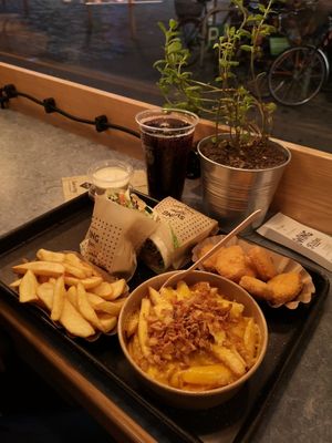 Golden nuggets, wrap, chili-cheese fries and normal fries at Swing Kitchen - Schwedenplatz in Vienna