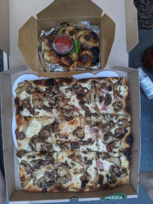 Garlic knots & pizza at 20th Street Pizza in Philadelphia