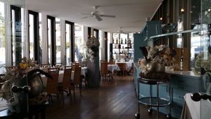 "Wedge" glass house between two roads at Il Pomodoro in Herisau