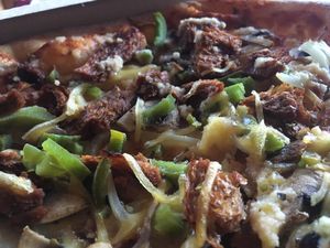 Vegan doner pizza (vegansk kebab pizza) at Nørresundby Pizza in Aalborg