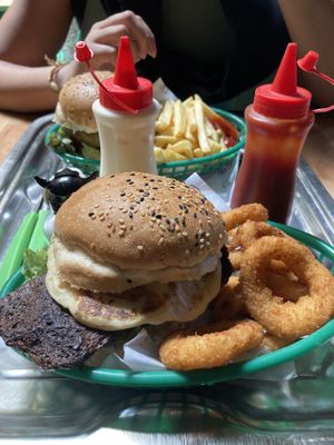 Chivito Uruguayo vegano, con “huevo” y carne de seitan. Fantástico todo, los dulces después también súper ricas! #Veganuary at Guacamole in Montevideo