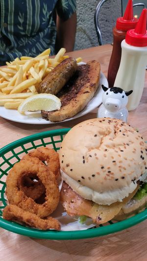 Burger, Onionrings and vegan Sausage and Steak at Guacamole in Montevideo