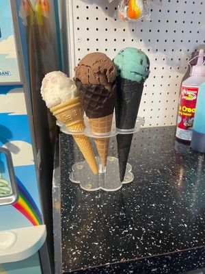 “Lick” vegan cream 
Bakewell pudding 
Chocolate 
Cookie Monster 
All cones vegan friendly in pic  at The Beach Hut in Whitby