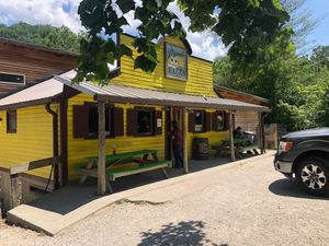 Storefront at Miguels Pizza in Slade