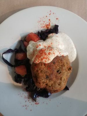 Hamburguesa de tempeh amb verdures i salsa tàrtara at Arc Iris in Barcelona