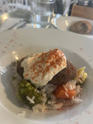 „MeatBalls“ (Soja) mit Reis und Gemüse 💯  at Arc Iris in Barcelona