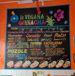 Otro foto de este mural 🌽 🌺 porque es hermoso, you know, usaría esto if it was a camisa at La Vegana Garnacha in Guadalajara