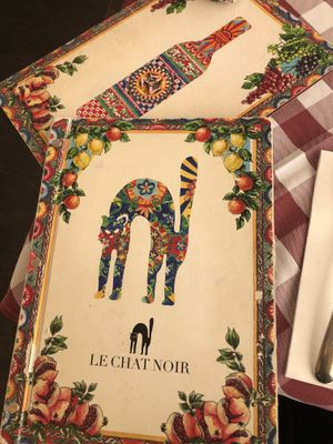 schönes modernes doch typisch sizilianisches Design, spiegelt sich auch am Essen wieder   at Le Chat Noir in Cefalu