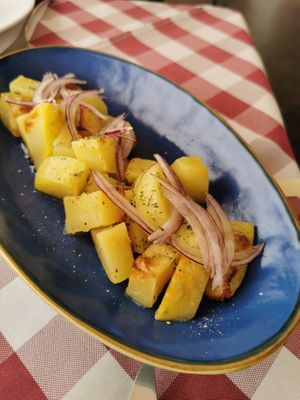 simple aber doch unglaublich lecker, Kartoffel-Salat mit Zwiebel, Oregano und Olivenöl  at Le Chat Noir in Cefalu