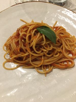 Spaghetti al pomodoro (tomato spaghetti) at Le Chat Noir in Cefalu