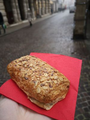 Fagottino vegano di sfoglia con semi ripieno di marmellata ai frutti di bosco at The Coffee Box in Padua