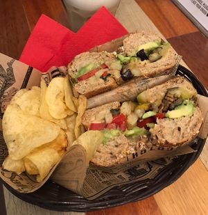 Bagel vegano con verdure grigliate, hummus e avocado   at The Coffee Box in Padua