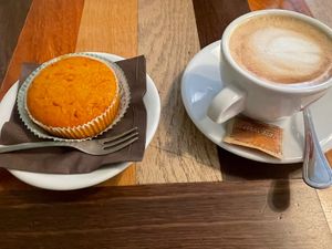 Cappuccino di avena e tortino alle carote vegano  at The Coffee Box in Padua