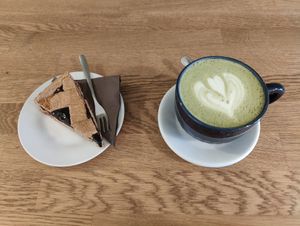 Matcha latte e crostata at The Coffee Box in Padua