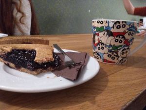 Crostata veg con marmellata di mirtilli e tazza di caffelatte at The Coffee Box in Padua