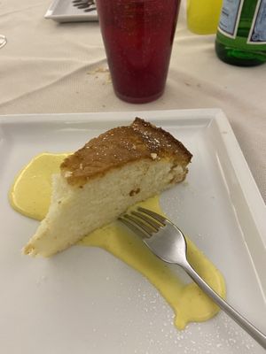 Torta vento vegana 🌱  su crema alla vaniglia   at Osteria Del Melograno in Cremona