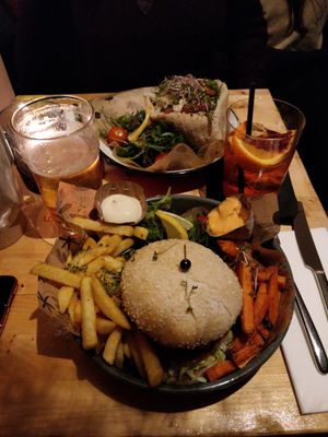 Koftas in pitta & "chicken" & avocado burger at Aloha in Leiden