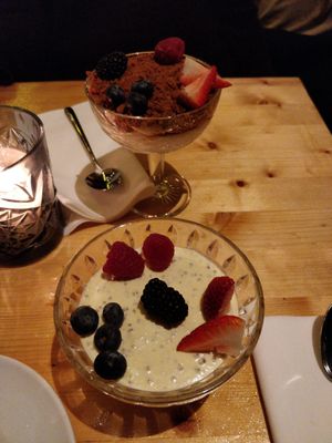 Speculoos & banana and chia, mango & pineapple puddings at Aloha in Leiden