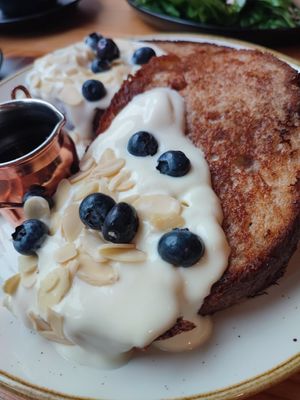 French toast with yogurt and blueberries 🫐 at Chapter One Coffee Shop in Edinburgh