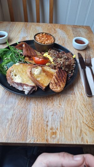 Scottish breakfast, with vegan haggis!!! 🏴󠁧󠁢󠁳󠁣󠁴󠁿 at Chapter One Coffee Shop in Edinburgh