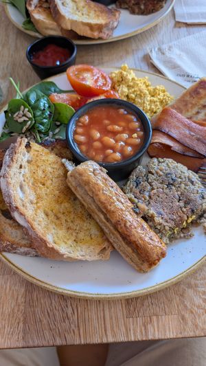 Full breakfast at Chapter One Coffee Shop in Edinburgh