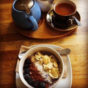 Porridge and breakfast tea at Chapter One Coffee Shop in Edinburgh