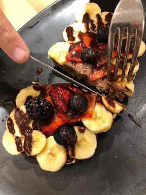 Vegan nutella toast with banana & berries at Odacova in Barcelona