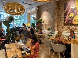 A tope a la hora del almuerzo, mejor reservar  at Odacova in Barcelona