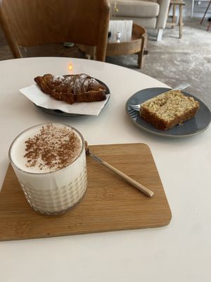 Almond croissant (good, but a bit overbaked), lime/coconut cake (lacked flavour) and chai latte (tasty) at Plenty in The Hague
