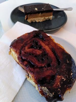 Sticky Cinnamon Roll en Snickers Bar at Plenty in The Hague