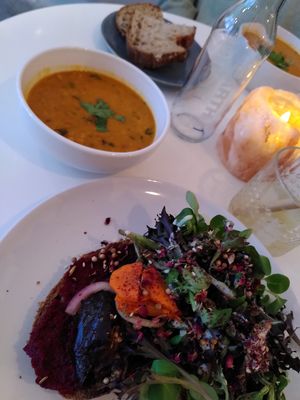 Aubergine Sandwich en Linzensoep at Plenty in The Hague