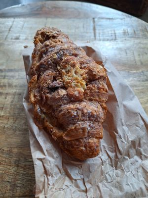 Für den nächsten Tag als Frühstück hatte ich mir ein Mandelcroissant mitgenommen 💚, auch sehr lecker. at Plenty in The Hague
