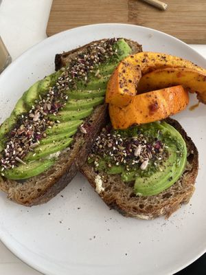 Avocadobrot mit Kürbis   at Plenty in The Hague