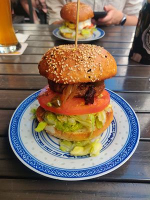 Green Boxi burger with tomato, lettuce, guacamole, caramelized onions and a beyond burger patty at Burgeramt in Trier
