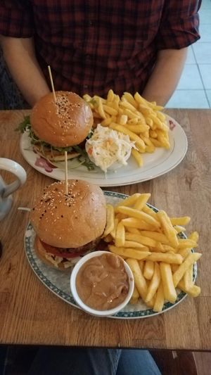 Vegan burger menu with fries and coleslaw (above), Rap Beev and fries (below) at Burgeramt in Trier