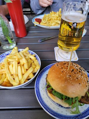 Vegan burger and fries at Burgeramt in Trier
