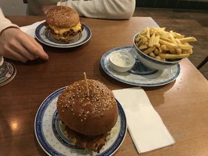 Veggie Burger und Pommes mit veganem Tzatziki at Burgeramt in Trier