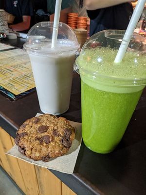 Chococookie mit Haferflocken und Datteln, Kokossmoothie und Tropical Punch at Juice Dudes in Barcelona