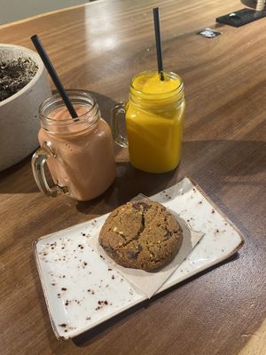 Juices and cookie   at Juice Dudes in Barcelona