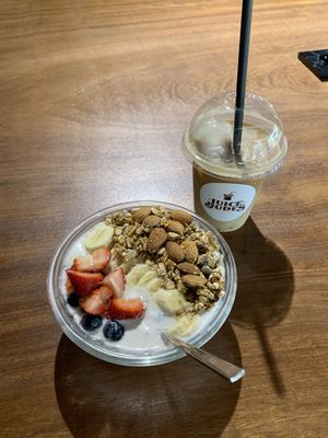 coco bowl & oat milk latte at Juice Dudes in Barcelona